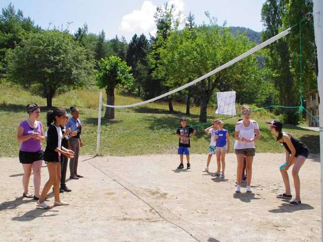 Activité volley durant la colonie de vacances de soutien scolaire