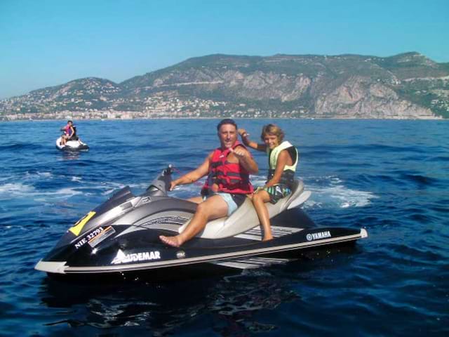 Ado qui fait du jet ski en colonie de vacances