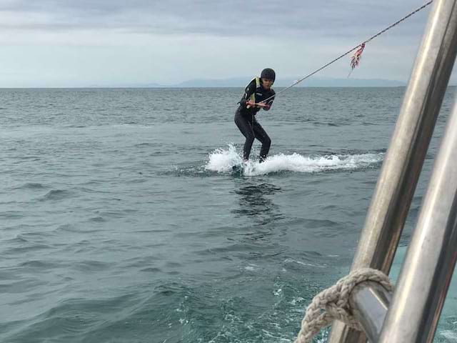 Ado faisant du kite surf en colo cet été