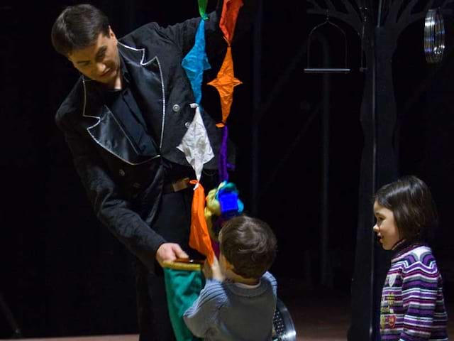 Magicien apprenant la magie à des enfants en colonie de vacances cet été