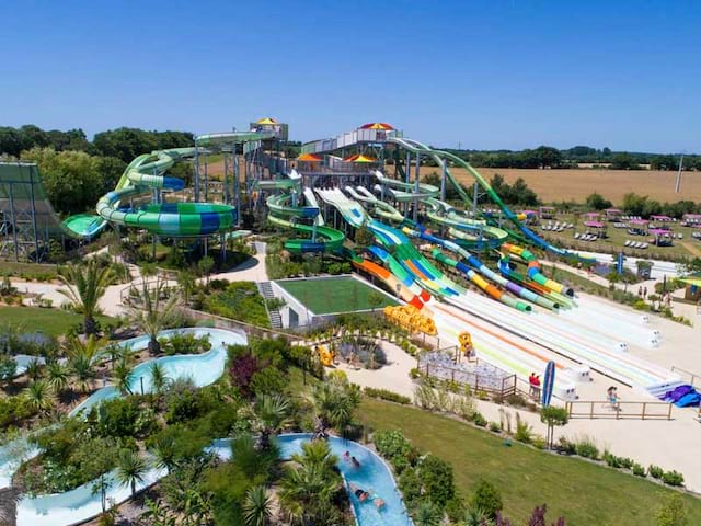 enfants qui font du toboggan aquatique en colo