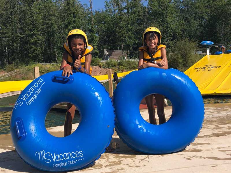 Deux enfants devant des bouées en colonie de vacances