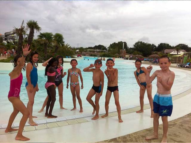 enfant au bord de la piscine en colonie de vacances