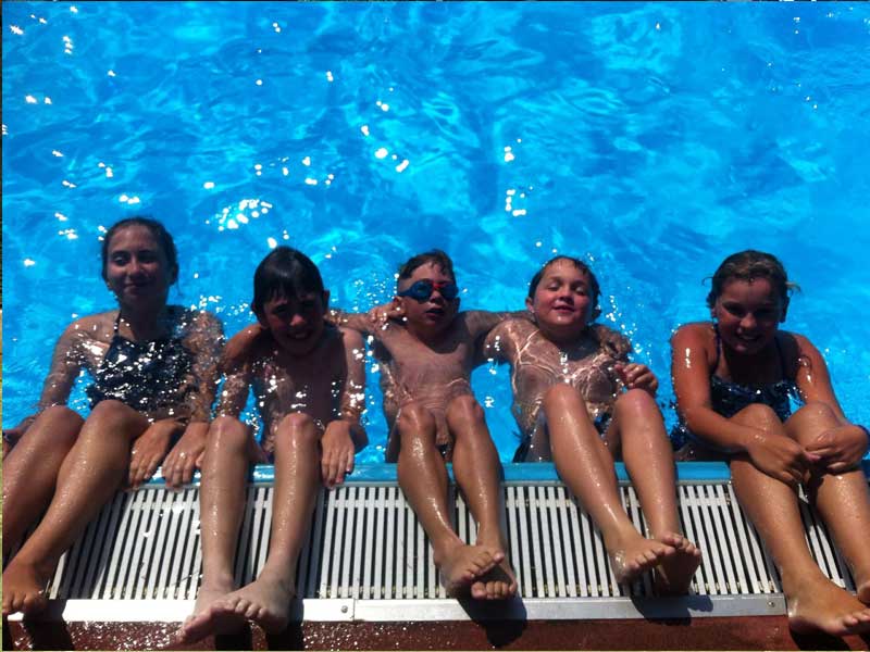 Enfants au bord de la piscine l'été en colo