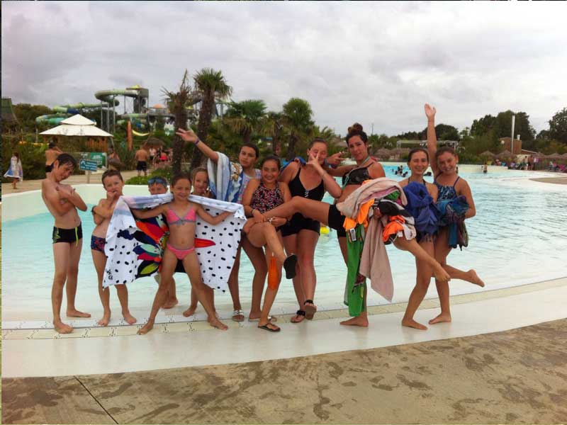 Groupe d'enfants au bord d'une piscine en colonie de vacances à la mer cet été