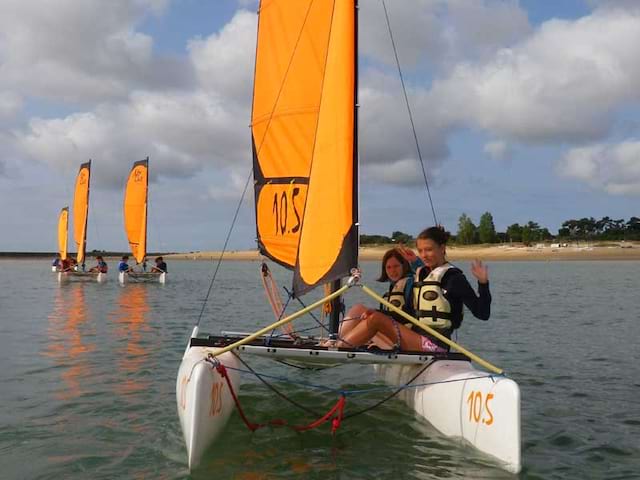 Activité colonie de vacances catamaran