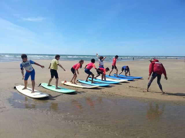 Enfant qui fait du surf en colo à l'atlantique