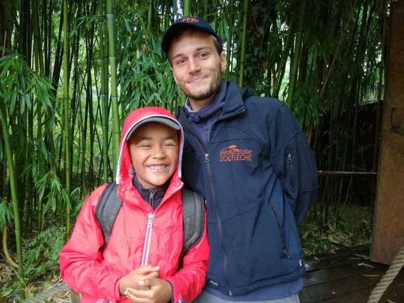Enfant qui pose avec le guide du zoo de la Flèche cet été, France