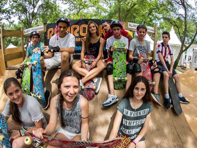 Groupe d'ados avec leur planche de skateboard en colo cet été