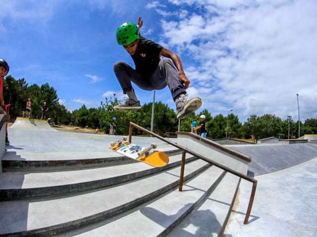 ado sur un skatepark en colo skateboard