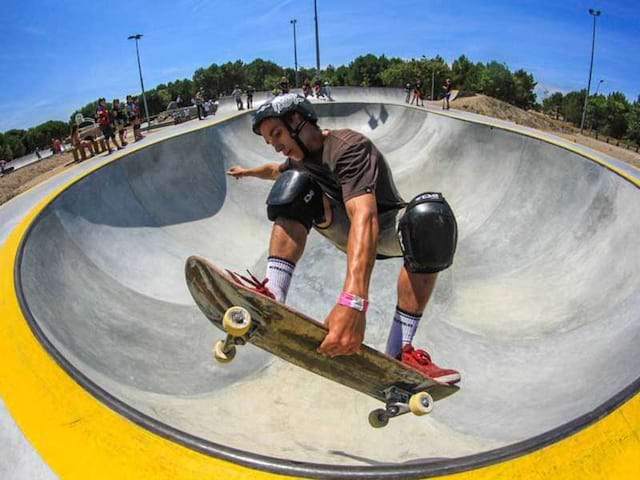 ado sur un skatepark en colo skate cet été