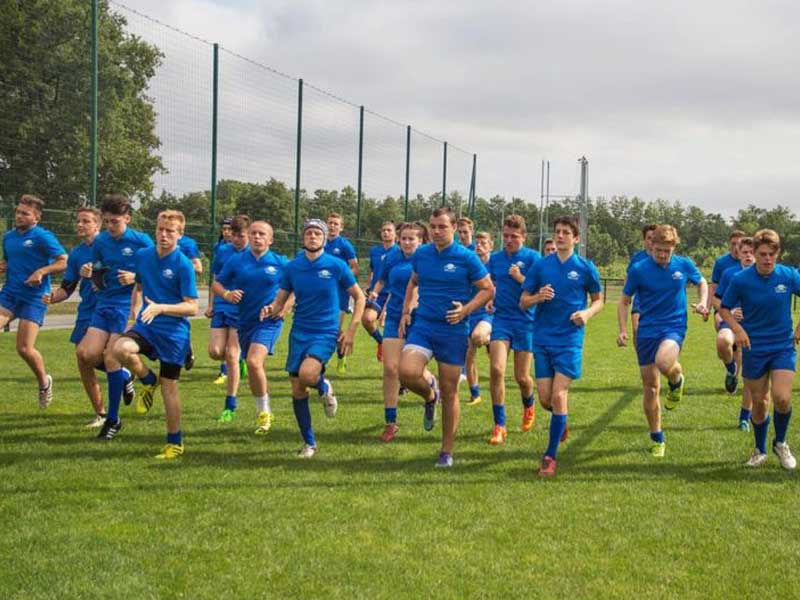 enfants et ados en colonie de vacances été rugby