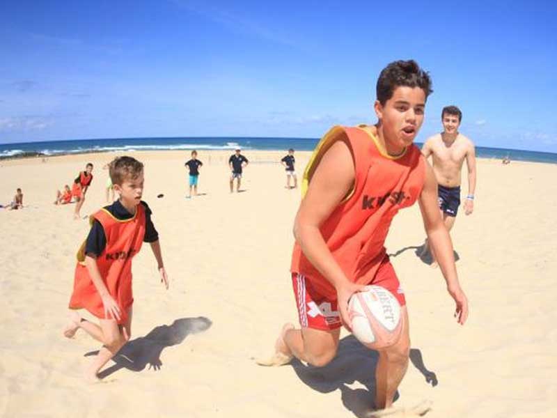 ados et enfants rugby plage été