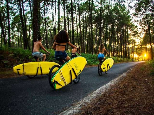 groupe d'adolescentes avec leur planche de surf en colo