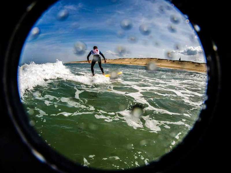 ado faisant du surf en colo cet été à la mer