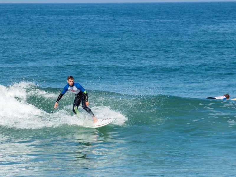 ado se perfectionnant au surf en colo cet été