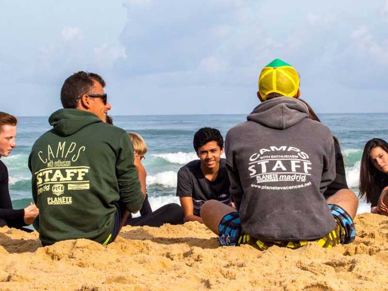 groups d'ados au bord de la mer en colo cet été 