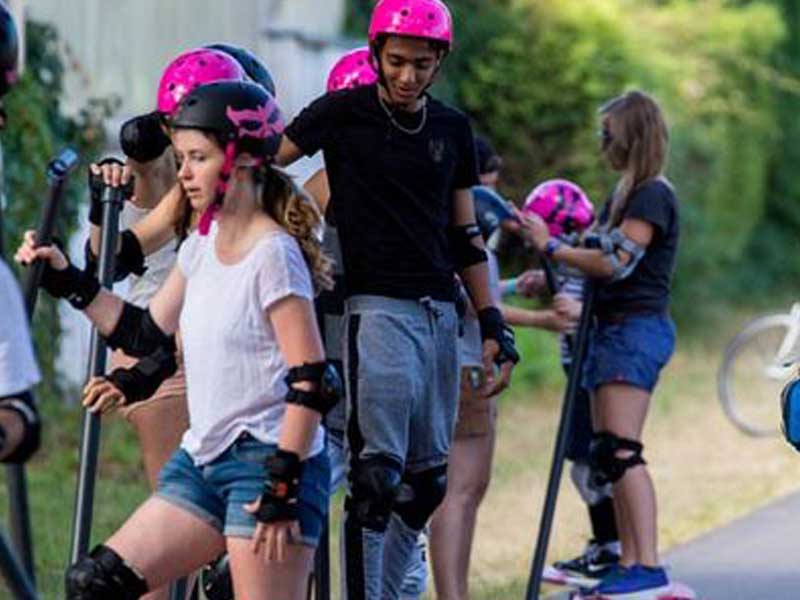 groupe d'ados faisant des activités de glisse cet été