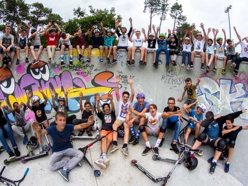 groupe d'ados sur un skatepark en trottinette cet été