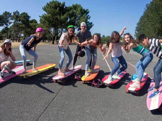 groupe d'ados en hamboard en colo cet été