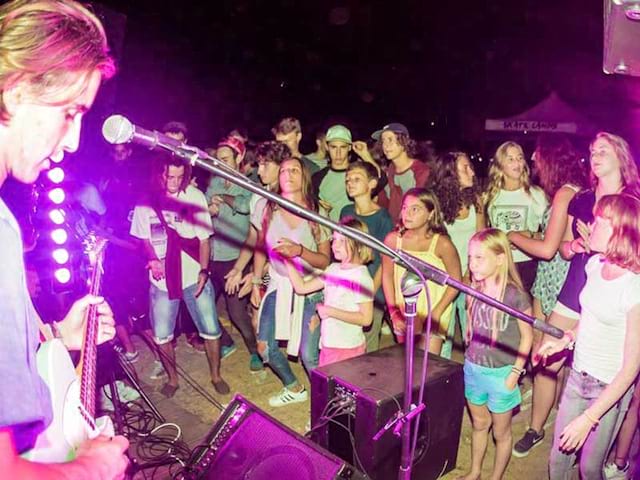 groupe d'ados en concert en colonie de vacances cet été