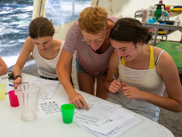 Ados et professeur d'anglais en train d'apprendre l'anglais en France en colo