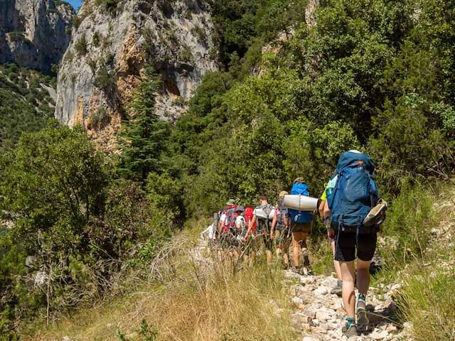 Groupe d'ados en randonnée en colo cet été