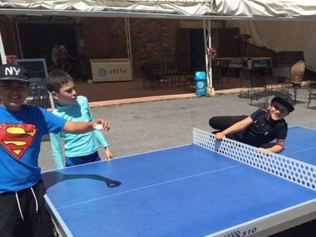 Ping Pong durant la colonie de vacances en Aveyron en France