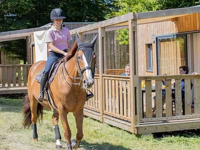 Activité équitation durant la colonie de vacances en Aveyron