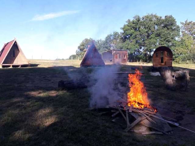 Feu de camp en colonie de vacances cowboys et indiens