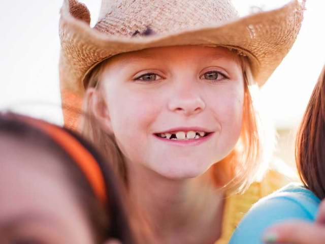 Petite fille déguisée en cow-boy en colonie de vacances été