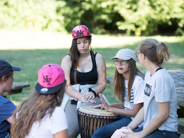 Groupe d'enfants qui jouent du tamtam en colonie de vacances