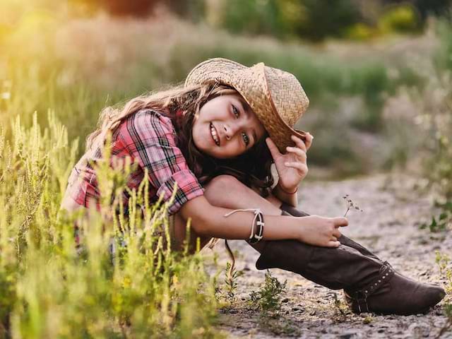 Petite fille en colonie de vacances cow-boys