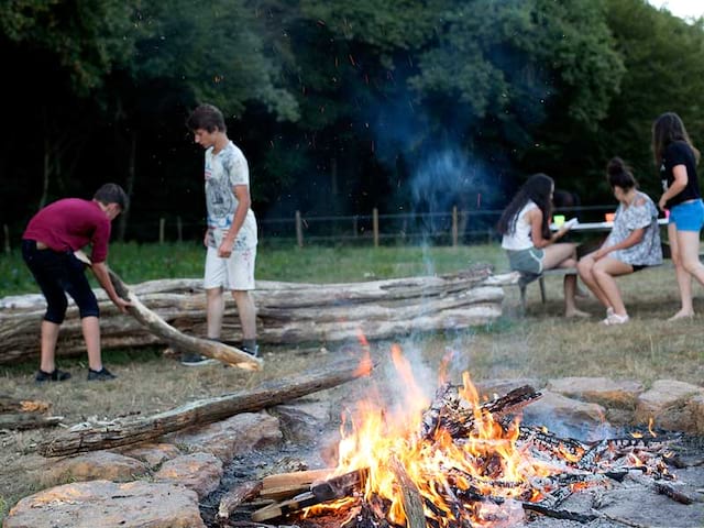 Feu de camp en colonie de vacances pour préparer le dîner