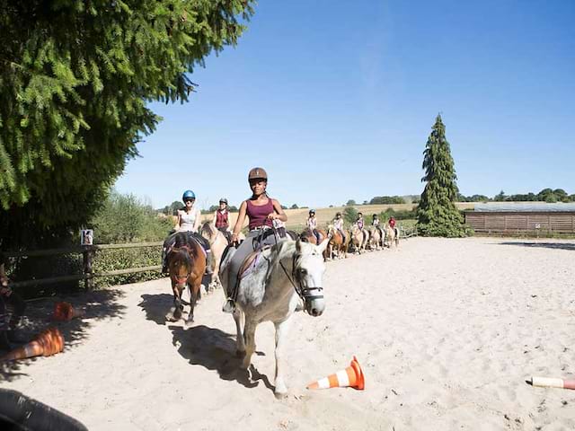 Séance d'équitation en colonies de vacances