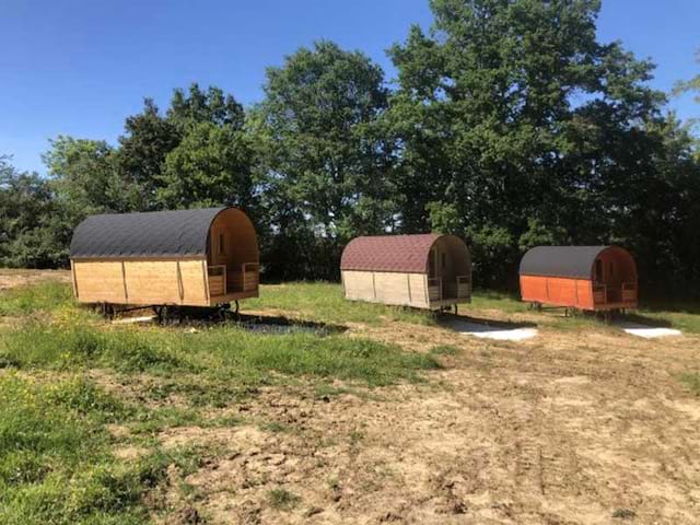 Hébergement en roulettes pour les enfants en colonie de vacances cow-boy et indiens