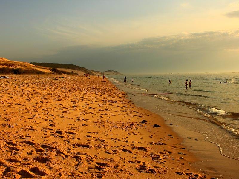Plage de l'océan Atlantique en fin de journée, en été