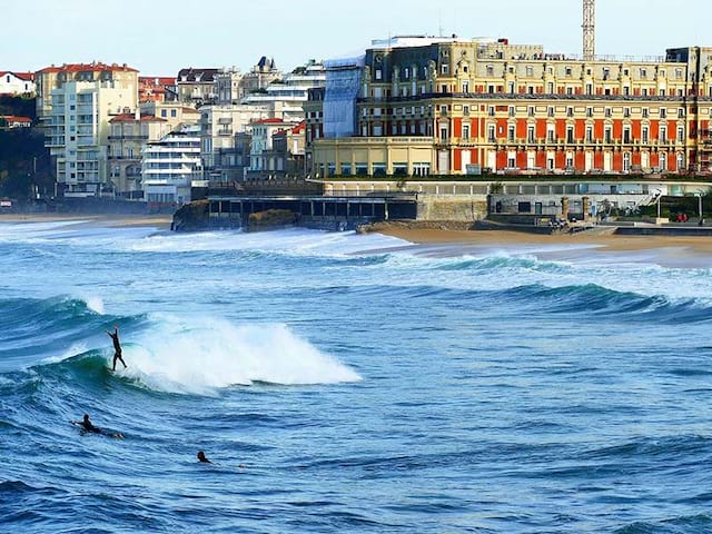 Plage du Miramar à Biarritz en été