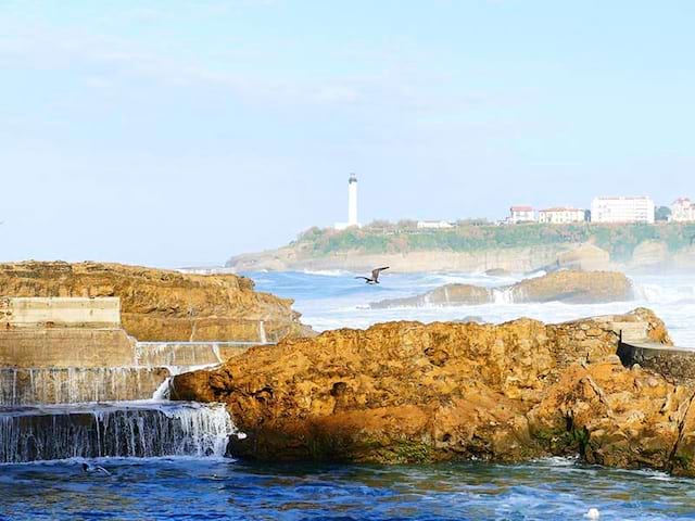 Vue sur les rochers et le phare de Biarritz, en été