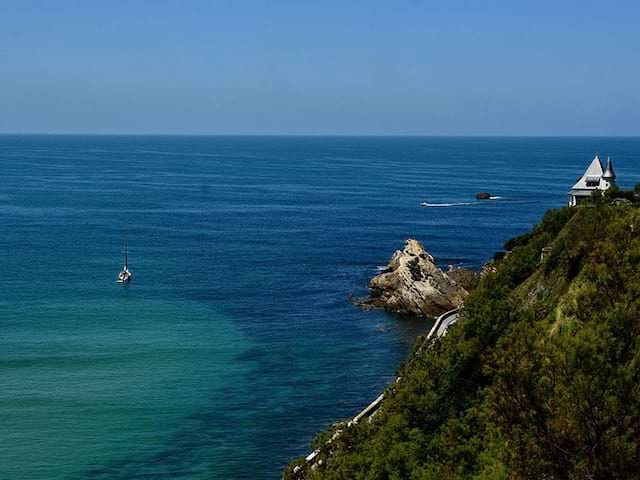 Falaises des Pays Basques en été