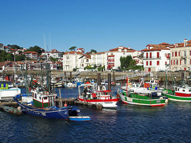 Port de Saint-Jean-De-Luz en été