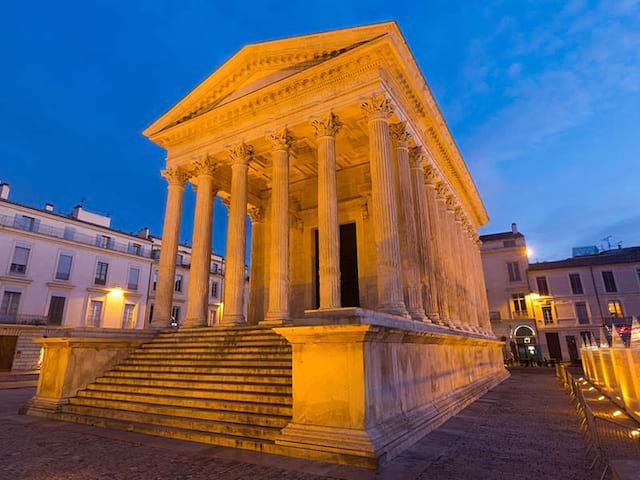 Maison Carrée à Nîmes durant une soirée d'été