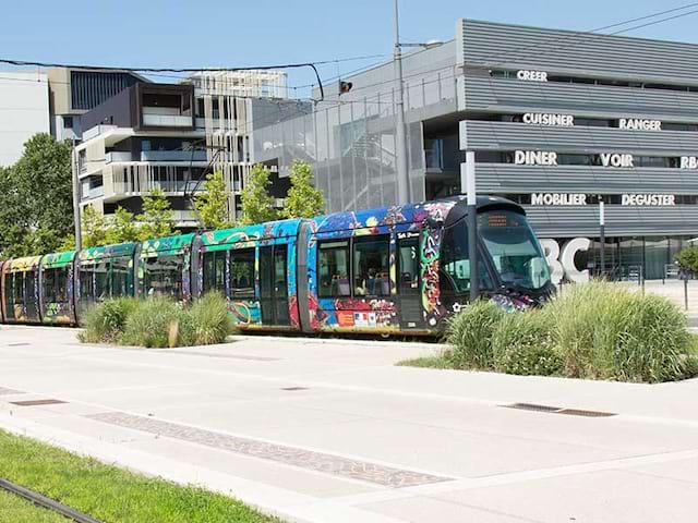 Un tramway de la ville de Montpellier en été