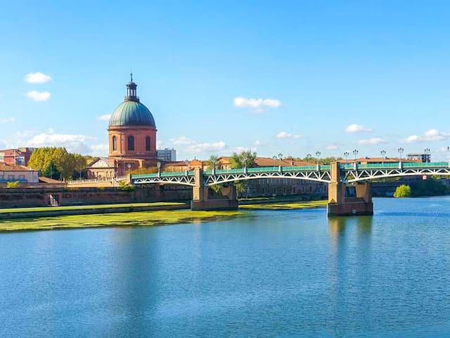 Vue sur le Dome de la Grave de Toulouse et de la Garonne en été