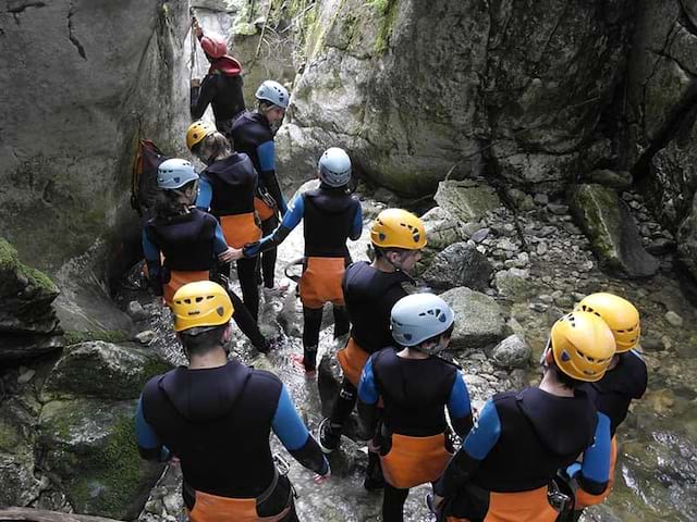 Un groupe de jeune en colonie de vacances durant une activité de canyoning en été