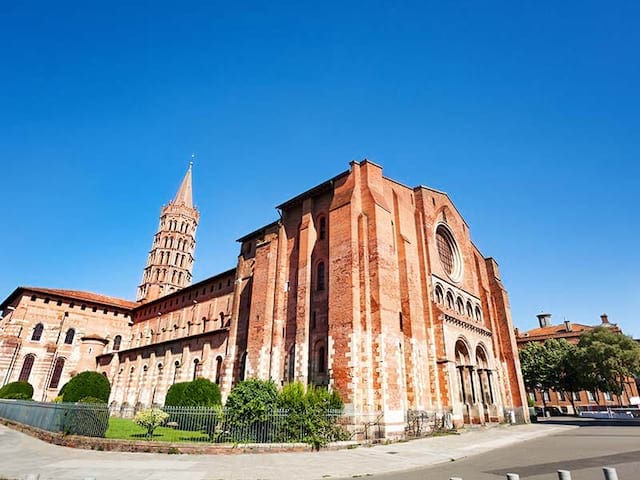 Basilique Saint-Sernin à Toulouse en été