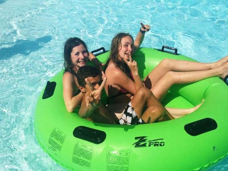 adolescents dans une bouée à Wave Island en colo cet été