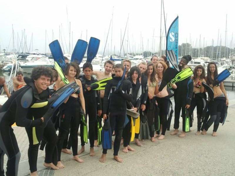 groupe d'ados au port partant faire de la plognée