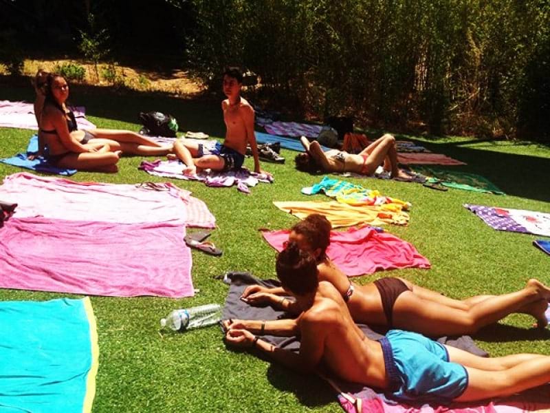groupe d'ados se faisant bronzer en colo cet été