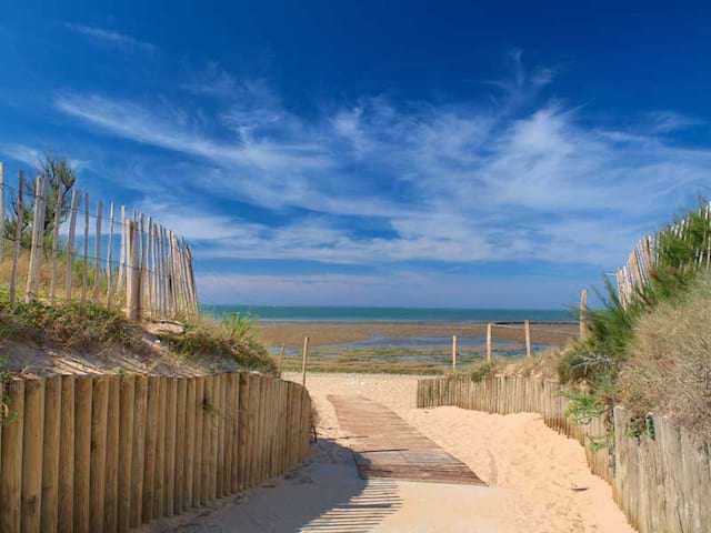 plage en bord d'océan en colonie de vacances cet été